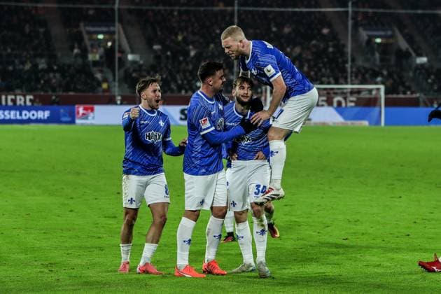 Sport, Soccer, 2 Bundesliga Season 2024 2025 18 Matchday Fortuna Düsseldorf SV Darmstadt 98 17 01 2025, MERKUR SPIEL ARENA SV Darmstadt celebrating after the goal to 2 2 by Kilian Corredor SV Darmstadt, 34 , the scorer celebrates with his teammates Düsseldorf MERKUR SPIEL ARENA North Rhine-Westphalia Germany