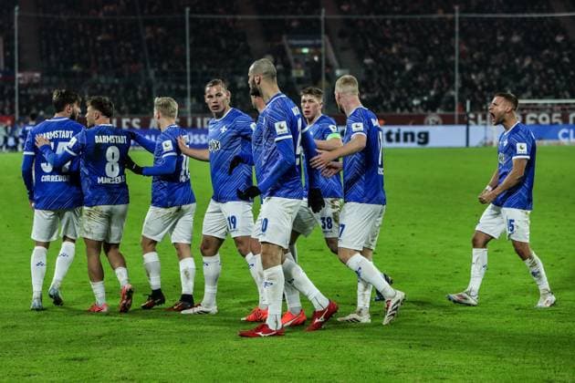 Sport, Soccer, 2 Bundesliga Season 2024 2025 18 Matchday Fortuna Düsseldorf SV Darmstadt 98 17 01 2025, MERKUR SPIEL ARENA SV Darmstadt celebrating after the goal to 2 2 by Kilian Corredor SV Darmstadt, 34 , the scorer celebrates with his teammates Düsseldorf MERKUR SPIEL ARENA North Rhine-Westphalia Germany