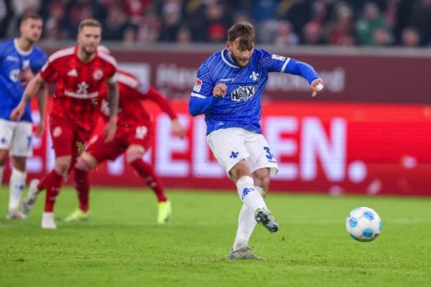 17 01 2025, Football, Fortuna Düsseldorf SV Darmstadt 98, 2 Fußball Bundesliga, 18 Matchday, Merkur Spiel Arena, Saison 2024 2025 Killian Corredor SV Darmstadt 34 converts the penalty kick to 1 2 Treffer Torschuss Tor Torschütze Schuss DFB regulations prohibit any use of photographs as image sequences and or quasi video Nordrhein Westfalen Germany