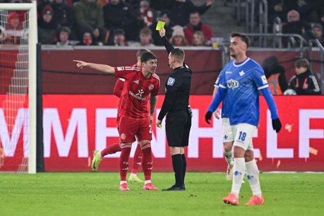 17 01 2025, Football, 2 Bundesliga, Matchday 18 Season 2024 2025, Fortuna Düsseldorf SV Darmstadt, Yellow card for Dawid Kownacki Fortuna Düsseldorf xRHR PHOTO TKx Copyright: RHR-FOTOx RHR-FOTO TK