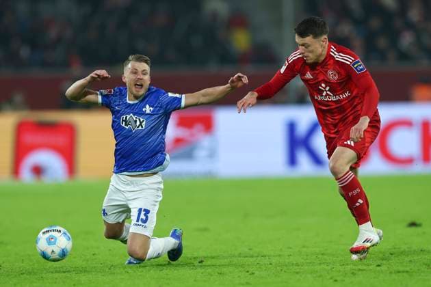 GER, 2 FBL Fortuna Duesseldorf vs SV Darmstadt 98 17 01 2025, Merkur Spiel Arena, Duesseldorf, GER, 2 FBL Fortuna Duesseldorf vs SV Darmstadt 98, in the picture Marco Thiede Darmstadt 98 13 , falls, although DÅ¾enan PejÄinoviÄ‡ Fortuna Duesseldorf 7 , has not fouled him at all nordphotoxGmbHx xMeuter nph00351