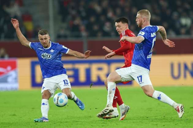 GER, 2 FBL Fortuna Duesseldorf vs SV Darmstadt 98 17 01 2025, Merkur Spiel Arena, Duesseldorf, GER, 2 FBL Fortuna Duesseldorf vs SV Darmstadt 98, in the picture Marco Thiede Darmstadt 98 13 , Kai Klefisch Darmstadt 98 17 , in a duel against Dženan Pejcinovic Fortuna Duesseldorf 7 , nordphotoxGmbHx xMeuter nph00351