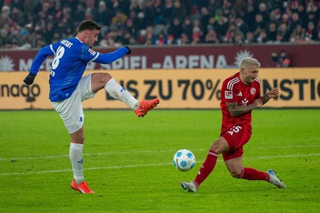 17 01 2025, Soccer 2 Bundesliga, Season 2024 2025, Matchday 18, Fortuna Duesseldorf vs SV Darmstadt 98 at Merkur Spiel Arena in Duesseldorf Matthias Zimmermann Fortuna Duesseldorf, 25 blocks the shot of Philipp Foerster SV Darmstadt 98, 18 Important note In accordance with the regulations of the DFL German Football League and the DFB German Football Association, it is prohibited to utilize or have utilized photographs taken in the stadium and or of the match in the form of sequential images and or video-like photo series Foto Kirchner Media TH Copyright: xKirchner-Media THx