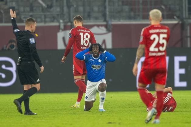 17 01 2025, Soccer 2 Bundesliga, Season 2024 2025, Matchday 18, Fortuna Duesseldorf vs SV Darmstadt 98 in the Merkur Spiel Arena in Duesseldorf Merveille Papela SV Darmstadt 98, 21 cannot understand the decision of referee Dr. Robert Kampka Important note According to the regulations of the DFL German Football League or the DFB German Football Association, it is prohibited, to utilize or have utilized photographs taken in the stadium and or of the match in the form of sequential images and or video-like photo series Foto Kirchner Media TH Copyright: xKirchner-Media THx