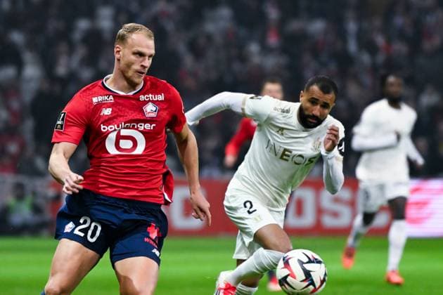 Fußball, OSC Lille - OGC Nizza FOOTBALL : Lille vs Nice - Ligue 1 - 17 01 20225 Mitchel Bakker ( 20 - Lille ) and El Abdi Ali ( 2 - Nice ) during the Ligue 1 match between Lille OSC and OGC Nice at Stade Pierre Mauroy on January 17 , 2025 in Lille, France. ( Photo by Dante Badano PsnewZ ) - LilleFrance  Copyright: xDantexBadanox