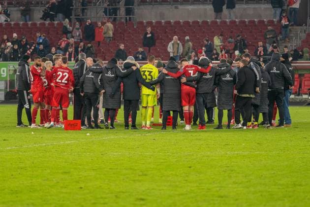 The Duesseldorf team stands together on the pitch after the final whistle, GER Fortuna Duesseldorf vs SV Darmstadt 98, Football, 2 Bundesliga, Matchday 18, Season 2024 2025, 17 01 2025 DFB DFL REGULATIONS PROHIBIT ANY USE OF PHOTOGRAPHS AS IMAGE SEQUENCES AND OR QUASI VIDEO, GER Fortuna Duesseldorf vs SV Darmstadt 98, Football, 2 Bundesliga, Matchday 18, Season 2024 2025, 17 01 2025 Duesseldorf Copyright: xEibner-Pressefoto FabianxFriesex EP_FFE