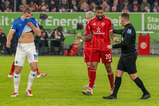 Jamil Siebert Fortuna Duesseldorf, 20 does not agree with the referees decision to award a penalty, GER Fortuna Duesseldorf vs SV Darmstadt 98, Soccer, 2 Bundesliga, Matchday 18, Season 2024 2025, 17 01 2025 DFB DFL REGULATIONS PROHIBIT ANY USE OF PHOTOGRAPHS AS IMAGE SEQUENCES AND OR QUASI VIDEO, GER Fortuna Duesseldorf vs SV Darmstadt 98, Football, 2 Bundesliga, Matchday 18, Season 2024 2025, 17 01 2025 Duesseldorf Copyright: xEibner-Pressefoto FabianxFriesex EP_FFE