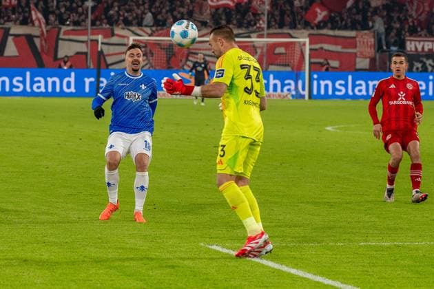 Florian Kastenmeier Fortuna Duesseldorf, 33 kepft den Ball weg, Philipp Foerster SV Darmstadt 98, 18 , GER Fortuna Duesseldorf vs SV Darmstadt 98, Soccer, 2 Bundesliga, Matchday 18, Season 2024 2025, 17 01 2025 DFB DFL REGULATIONS PROHIBIT ANY USE OF PHOTOGRAPHS AS IMAGE SEQUENCES AND OR QUASI VIDEO, GER Fortuna Duesseldorf vs SV Darmstadt 98, Football, 2 Bundesliga, Matchday 18, Season 2024 2025, 17 01 2025 Duesseldorf Copyright: xEibner-Pressefoto FabianxFriesex EP_FFE