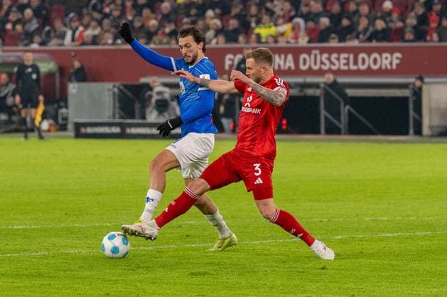 Andre Hoffmann Fortuna Duesseldorf, 03 vs Fraser Hornby SV Darmstadt 98, 09 , GER Fortuna Duesseldorf vs SV Darmstadt 98, Football, 2 Bundesliga, Matchday 18, Season 2024 2025, 17 01 2025 DFB DFL REGULATIONS PROHIBIT ANY USE OF PHOTOGRAPHS AS IMAGE SEQUENCES AND OR QUASI VIDEO, GER Fortuna Duesseldorf vs SV Darmstadt 98, Football, 2 Bundesliga, Matchday 18, Season 2024 2025, 17 01 2025 Duesseldorf Copyright: xEibner-Pressefoto FabianxFriesex EP_FFE