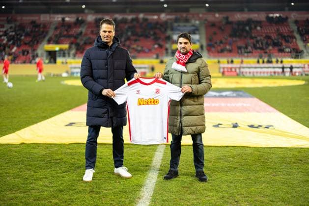17 01 2025, Football, GER, Season, 2 Liga, Season 2024 2025, Matchday 18, SSV Jahn Regensburg Hannover 96 Philipp Hausner Commercial Director and Oliver Hein CEO present the extension of the main sponsor Netto before the match DFL REGULATIONS PROHIBIT ANY USE OF PHOTOGRAPHS AS IMAGE SEQUENCES AND OR QUASI VIDEO