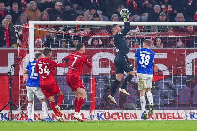 17 01 2025, Football, Fortuna Düsseldorf SV Darmstadt 98, 2 Fußball Bundesliga, 18 Matchday, Merkur Spiel Arena, Season 2024 2025 Goalkeeper Marcel Schuhen SV Darmstadt 1 defends against Dzenan Pejcinovic Fortuna Düsseldorf 7 DFB regulations prohibit any use of photographs as image sequences and or quasi video North Rhine-Westphalia Germany