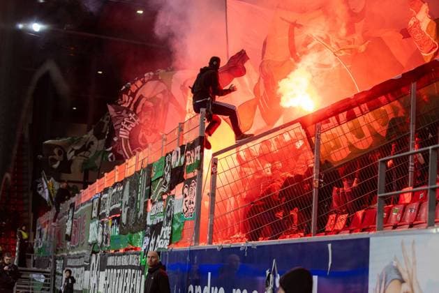17 01 2025, Football, GER, Season, 2 Liga, Season 2024 2025, Matchday 18, SSV Jahn Regensburg Hannover 96 Pyroshow of the away fans DFL REGULATIONS PROHIBIT ANY USE OF PHOTOGRAPHS AS IMAGE SEQUENCES AND OR QUASI VIDEO