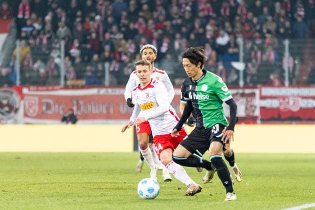 17 01 2025, Soccer, GER, Season, 2 Liga, Season 2024 2025, Matchday 18, SSV Jahn Regensburg Hannover 96 Sei Meroya on the ball in front of Anssi Suhonen SSV Jahn DFL REGULATIONS PROHIBIT ANY USE OF PHOTOGRAPHS AS IMAGE SEQUENCES AND OR QUASI VIDEO