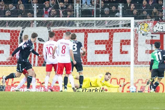 17 01 2025, Soccer, GER, Season, 2 Liga, Season 2024 2025, Matchday 18, SSV Jahn Regensburg Hannover 96 Felix Gebhardt SSV Jahn Regensburg parries Boris Tomiaks shot DFL REGULATIONS PROHIBIT ANY USE OF PHOTOGRAPHS AS IMAGE SEQUENCES AND OR QUASI VIDEO