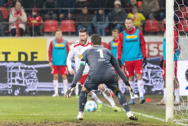 17 01 2025, Soccer, GER, Season, 2 Liga, Season 2024 2025, Matchday 18, SSV Jahn Regensburg Hannover 96 Christian Kühlwetter SSV Jahn Regensburg vs Ron Robert Zieler DFL REGULATIONS PROHIBIT ANY USE OF PHOTOGRAPHS AS IMAGE SEQUENCES AND OR QUASI VIDEO