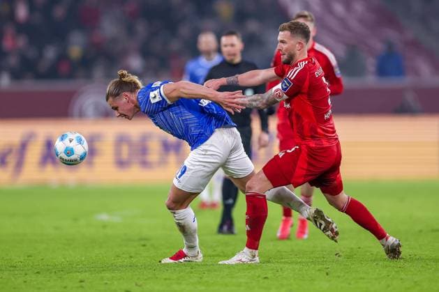 17 01 2025, Football, Fortuna Düsseldorf SV Darmstadt 98, 2 Fußball Bundesliga, 18 Matchday, Merkur Spiel Arena, Saison 2024 2025 Fynn Lakenmacher SV Darmstadt 19 in duel against Andre Hoffmann Fortuna Düsseldorf 3 DFB regulations prohibit any use of photographs as image sequences and or quasi video Nordrhein Westfalen Germany