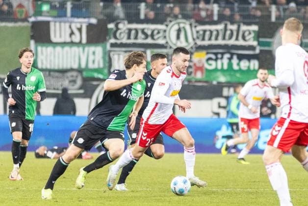 17 01 2025, Soccer, GER, Season, 2 Liga, Season 2024 2025, Matchday 18, SSV Jahn Regensburg Hannover 96 Sargis Adamyan SSV Jahn vs Max Christiansen DFL REGULATIONS PROHIBIT ANY USE OF PHOTOGRAPHS AS IMAGE SEQUENCES AND OR QUASI VIDEO