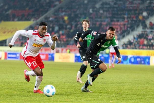 17 01 2025, Soccer, GER, Season, 2 Liga, Season 2024 2025, Matchday 18, SSV Jahn Regensburg Hannover 96 Frederic Ananou SSV Jahn vs Bartlomiej Wdowik DFL REGULATIONS PROHIBIT ANY USE OF PHOTOGRAPHS AS IMAGE SEQUENCES AND OR QUASI VIDEO