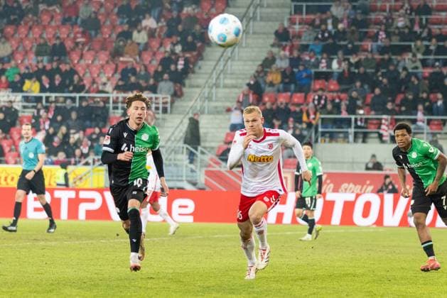 17 01 2025, Soccer, GER, Season, 2 Liga, Season 2024 2025, Matchday 18, SSV Jahn Regensburg Hannover 96 Jannik Rochelt vs Louis Breunig SSV Jahn Regensburg DFL REGULATIONS PROHIBIT ANY USE OF PHOTOGRAPHS AS IMAGE SEQUENCES AND OR QUASI VIDEO