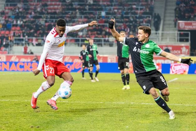 17 01 2025, Soccer, GER, Season, 2 Liga, Season 2024 2025, Matchday 18, SSV Jahn Regensburg Hannover 96 Frederic Ananou SSV Jahn vs Enzo Leopold DFL REGULATIONS PROHIBIT ANY USE OF PHOTOGRAPHS AS IMAGE SEQUENCES AND OR QUASI VIDEO