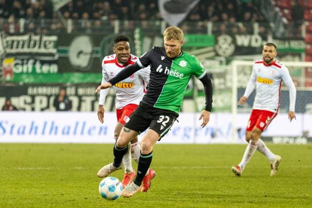 17 01 2025, Soccer, GER, Season, 2 Liga, Season 2024 2025, Matchday 18, SSV Jahn Regensburg Hannover 96 Andreas Vogelsammer on the ball in front of Frederic Ananou SSV Jahn DFL REGULATIONS PROHIBIT ANY USE OF PHOTOGRAPHS AS IMAGE SEQUENCES AND OR QUASI VIDEO
