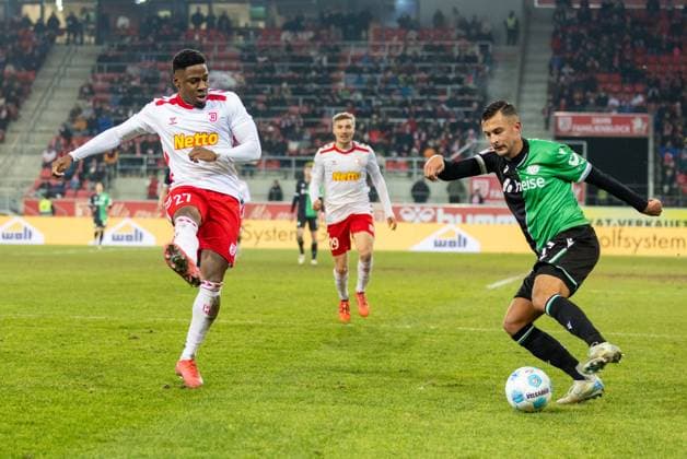 17 01 2025, Soccer, GER, Season, 2 Liga, Season 2024 2025, Matchday 18, SSV Jahn Regensburg Hannover 96 Bartlomiej Wdowik on the ball in front of Frederic Ananou SSV Jahn DFL REGULATIONS PROHIBIT ANY USE OF PHOTOGRAPHS AS IMAGE SEQUENCES AND OR QUASI VIDEO