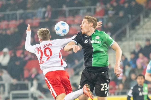 17 01 2025, Soccer, GER, Season, 2 Liga, Season 2024 2025, Matchday 18, SSV Jahn Regensburg Hannover 96 Elias Huth SSV Jahn Regensburg vs Michael Halstenberg DFL REGULATIONS PROHIBIT ANY USE OF PHOTOGRAPHS AS IMAGE SEQUENCES AND OR QUASI VIDEO