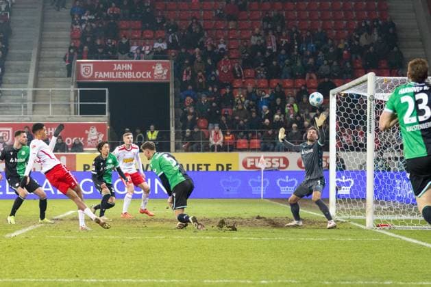 17 01 2025, Soccer, GER, Season, 2 Liga, Season 2024 2025, Matchday 18, SSV Jahn Regensburg Hannover 96 Noah Ganaus SSV Jahn fails at the post DFL REGULATIONS PROHIBIT ANY USE OF PHOTOGRAPHS AS IMAGE SEQUENCES AND OR QUASI VIDEO