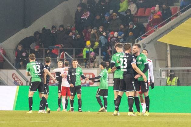 17 01 2025, Soccer, GER, Season, 2 Liga, Season 2024 2025, Matchday 18, SSV Jahn Regensburg Hannover 96 Cheering after the final whistle by the Hannover players DFL REGULATIONS PROHIBIT ANY USE OF PHOTOGRAPHS AS IMAGE SEQUENCES AND OR QUASI VIDEO
