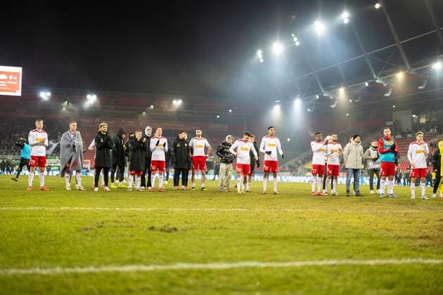 17 01 2025, Soccer, GER, Season, 2 Liga, Season 2024 2025, Matchday 18, SSV Jahn Regensburg Hannover 96 The Jahn players thank the fans after the match for their support DFL REGULATIONS PROHIBIT ANY USE OF PHOTOGRAPHS AS IMAGE SEQUENCES AND OR QUASI VIDEO