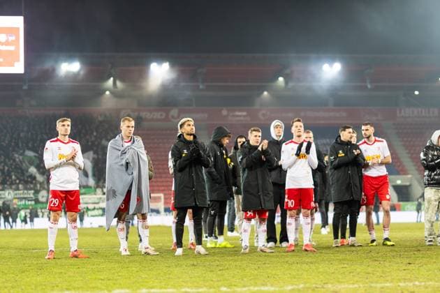 17 01 2025, Soccer, GER, Season, 2 Liga, Season 2024 2025, Matchday 18, SSV Jahn Regensburg Hannover 96 The Jahn players thank the fans after the match for their support DFL REGULATIONS PROHIBIT ANY USE OF PHOTOGRAPHS AS IMAGE SEQUENCES AND OR QUASI VIDEO