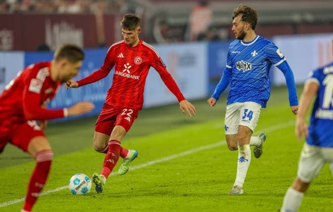 GER, Düsseldorf, Fortuna Düsseldorf vs SV Darmstadt 98, 2 Bundesliga, Football, DFB, Spielzeit 2024 2025, Merkur Spiel Arena, 18 Spieltag, im Bild v l Danny Schmidt Fortuna Düsseldorf 22 , Kilian Corredor SV Darmstadt 98 34 DFB DFL REGULATIONS PROHIBIT ANY USE OF PHOTOGRAPHS AS IMAGE SEQUENCES AND OR QUASI VIDEO, 15 12 2024, Copyright: HMBxMedia HendrikxHamelau