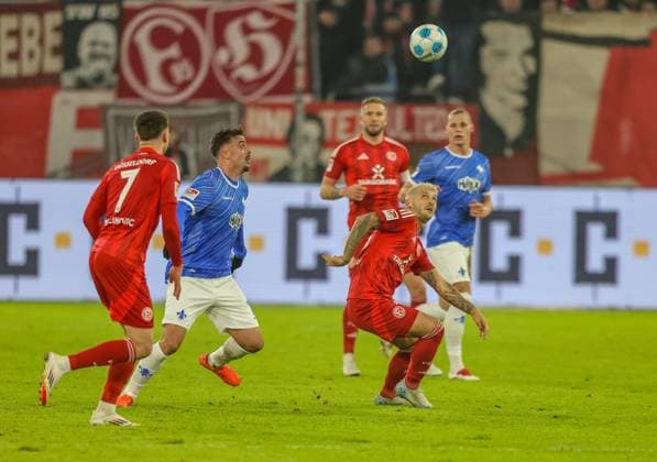 GER, Düsseldorf, Fortuna Düsseldorf vs SV Darmstadt 98, 2 Bundesliga, Football, DFB, Spielzeit 2024 2025, Merkur Spiel Arena, 18 Spieltag, im Bild Philipp Förster SV Darmstadt 98 18 , Matthias Zimmermann Fortuna Düsseldorf 25 DFB DFL REGULATIONS PROHIBIT ANY USE OF PHOTOGRAPHS AS IMAGE SEQUENCES AND OR QUASI VIDEO, 15 12 2024, Copyright: HMBxMedia HendrikxHamelau