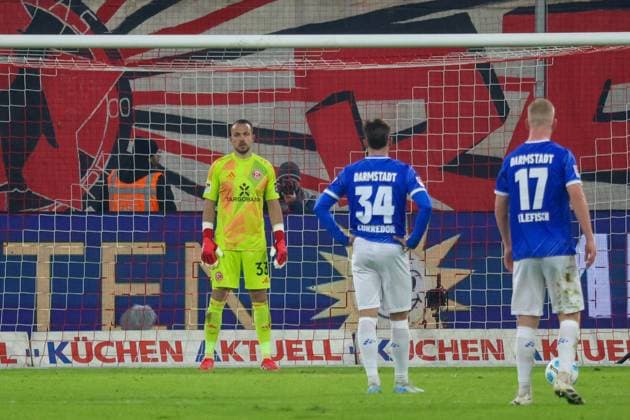 17 01 2025, xfanx, Fußball 2 Bundesliga, Fortuna Duesseldorf SV Darmstadt 98 emspor, f l goalkeeper Florian Kastenmeier Fortuna Düsseldorf and Killian Julian Corredor SV Darmstadt 98 taking a penalty for SV Darmstadt 98 DFL DFB REGULATIONS PROHIBIT ANY USE OF PHOTOGRAPHS as IMAGE SEQUENCES and or QUASI VIDEO Duesseldorf mfan