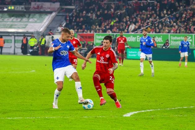 17 01 2025, xfanx, Fußball 2 Bundesliga, Fortuna Duesseldorf SV Darmstadt 98 emspor, v l in duel Fabian Nürnberger Nuernberger SV Darmstadt 98 and Dawid Kownacki Fortuna Duesseldorf DFL DFB REGULATIONS PROHIBIT ANY USE OF PHOTOGRAPHS as IMAGE SEQUENCES and or QUASI VIDEO Duesseldorf mfan