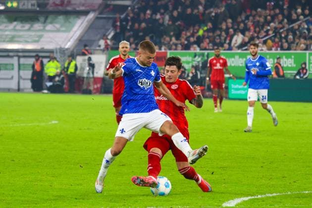 17 01 2025, xfanx, Fußball 2 Bundesliga, Fortuna Duesseldorf SV Darmstadt 98 emspor, v l in duel Fabian Nürnberger Nuernberger SV Darmstadt 98 and Dawid Kownacki Fortuna Duesseldorf DFL DFB REGULATIONS PROHIBIT ANY USE OF PHOTOGRAPHS as IMAGE SEQUENCES and or QUASI VIDEO Duesseldorf mfan
