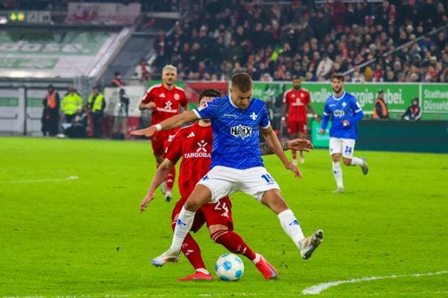 17 01 2025, xfanx, Fußball 2 Bundesliga, Fortuna Duesseldorf SV Darmstadt 98 emspor, v l in duel Fabian Nürnberger Nuernberger SV Darmstadt 98 and Dawid Kownacki Fortuna Duesseldorf DFL DFB REGULATIONS PROHIBIT ANY USE OF PHOTOGRAPHS as IMAGE SEQUENCES and or QUASI VIDEO Duesseldorf mfan