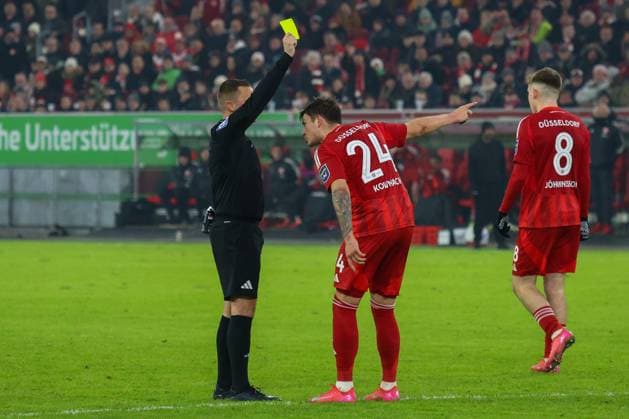 17 01 2025, xfanx, Fussball 2 Bundesliga, Fortuna Duesseldorf SV Darmstadt 98 emspor, v l der Zweite Dawid Kownacki Fortuna Duesseldorf complains to referee Dr Robert Kampka Germany because of the yellow card DFL DFB REGULATIONS PROHIBIT ANY USE OF PHOTOGRAPHS as IMAGE SEQUENCES and or QUASI VIDEO Duesseldorf mfan