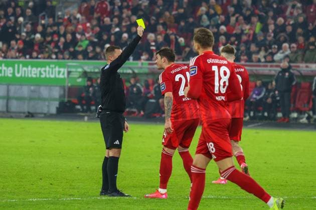17 01 2025, xfanx, Fussball 2 Bundesliga, Fortuna Duesseldorf SV Darmstadt 98 emspor, v l der Zweite Dawid Kownacki Fortuna Duesseldorf complains to referee Dr Robert Kampka Germany because of the yellow card DFL DFB REGULATIONS PROHIBIT ANY USE OF PHOTOGRAPHS as IMAGE SEQUENCES and or QUASI VIDEO Duesseldorf mfan