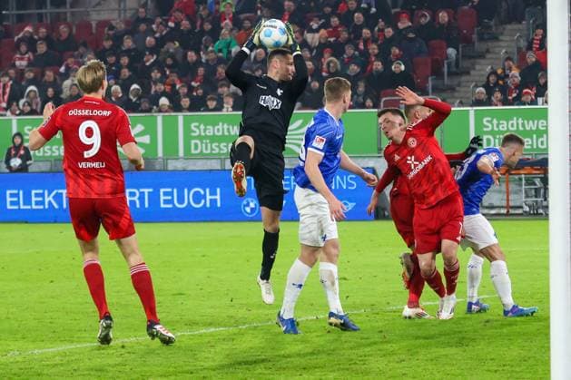 17 01 2025, xfanx, Fußball 2 Bundesliga, Fortuna Duesseldorf SV Darmstadt 98 emspor, v l the second goalkeeper Marcel Schuhen SV Darmstadt 98 holds the ball in the penalty area and prevents a goal for Fortuna Duesseldorf DFL DFB REGULATIONS PROHIBIT ANY USE OF PHOTOGRAPHS as IMAGE SEQUENCES and or QUASI VIDEO Duesseldorf mfan