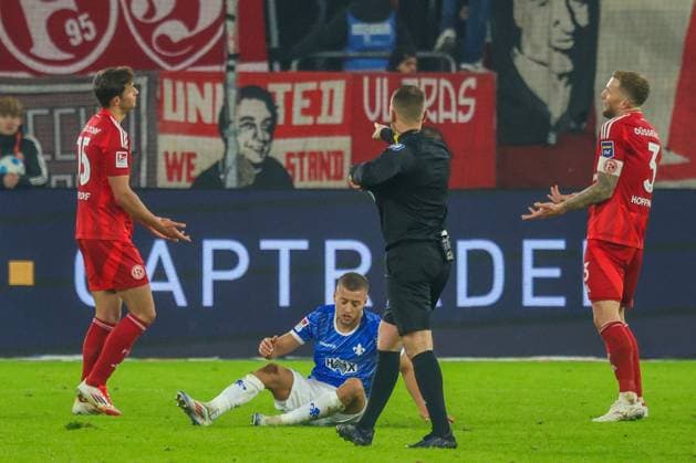 17 01 2025, xfanx, Soccer 2 Bundesliga, Fortuna Duesseldorf SV Darmstadt 98 emspor, v l Tim Oberdorf Fortuna Duesseldorf sees yellow after a foul on Fabian Nürnberger Nuernberger SV Darmstadt 98 DFL DFB REGULATIONS PROHIBIT ANY USE OF PHOTOGRAPHS as IMAGE SEQUENCES and or QUASI VIDEO Duesseldorf mfan