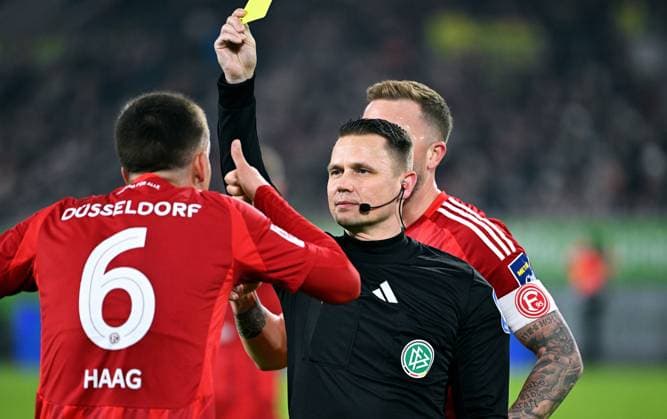 Football, 2 Bundesliga, Germany, Men, Season 2024 2025, Matchday 18, Merkur Spiel Arena Düsseldorf, Fortuna Düsseldorf SV Darmstadt 2 2 Referees Dr Robert Kampka, Giovanni Haag F95 Action