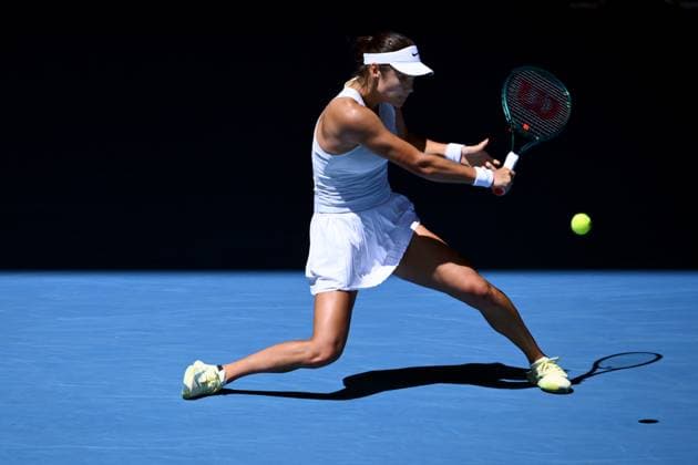 TENNIS AUSTRALIAN OPEN, Emma Raducanu of Great Britain returns during her round three match against Iga Swiatek of Poland during the 2025 Australian Open at Melbourne Park in Melbourne, Saturday, January 18, 2025. ( NO ARCHIVING, EDITORIAL USE ONLY, NO USE IN BOOKS WITHOUT CONSENT MELBOURNE VICTORIA AUSTRALIA  Copyright: xJOELxCARRETTx 20250118118806094950