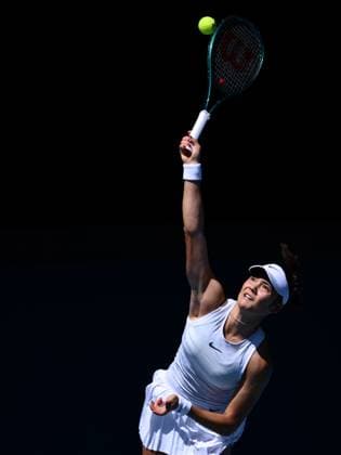 TENNIS AUSTRALIAN OPEN, Emma Raducanu of Great Britain serves during her round three match against Iga Swiatek of Poland during the 2025 Australian Open at Melbourne Park in Melbourne, Saturday, January 18, 2025. ( NO ARCHIVING, EDITORIAL USE ONLY, NO USE IN BOOKS WITHOUT CONSENT MELBOURNE VICTORIA AUSTRALIA  Copyright: xJOELxCARRETTx 20250118168717196985