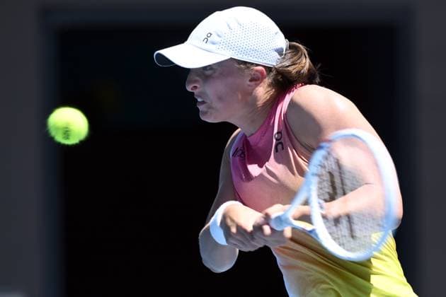 TENNIS AUSTRALIAN OPEN, Iga Swiatek of Poland serves during her round three match against Emma Raducanu of Great Britain during the 2025 Australian Open at Melbourne Park in Melbourne, Saturday, January 18, 2025. ( NO ARCHIVING, EDITORIAL USE ONLY, NO USE IN BOOKS WITHOUT CONSENT MELBOURNE VICTORIA AUSTRALIA  Copyright: xJOELxCARRETTx 20250118179061096853