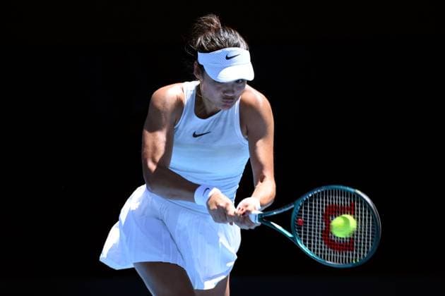 TENNIS AUSTRALIAN OPEN, Emma Raducanu of Great Britain returns during her round three match against Iga Swiatek of Poland during the 2025 Australian Open at Melbourne Park in Melbourne, Saturday, January 18, 2025. ( NO ARCHIVING, EDITORIAL USE ONLY, NO USE IN BOOKS WITHOUT CONSENT MELBOURNE VICTORIA AUSTRALIA  Copyright: xJOELxCARRETTx 20250118159061777053