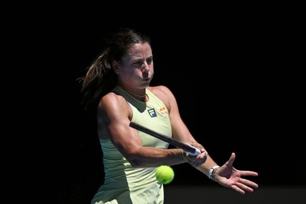 TENNIS AUSTRALIAN OPEN, Emma Navarro of USA returns during her round three match against Ons Jabeur of Tunisia during the 2025 Australian Open at Melbourne Park in Melbourne, Saturday, January 18, 2025. ( NO ARCHIVING, EDITORIAL USE ONLY, NO USE IN BOOKS WITHOUT CONSENT MELBOURNE VICTORIA AUSTRALIA  Copyright: xJAMESxROSSx 20250118178365491013