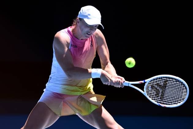 TENNIS AUSTRALIAN OPEN, Iga Swiatek of Poland returns during her round three match against Emma Raducanu of Great Britain during the 2025 Australian Open at Melbourne Park in Melbourne, Saturday, January 18, 2025. ( NO ARCHIVING, EDITORIAL USE ONLY, NO USE IN BOOKS WITHOUT CONSENT MELBOURNE VICTORIA AUSTRALIA  Copyright: xJOELxCARRETTx 20250118125620512717