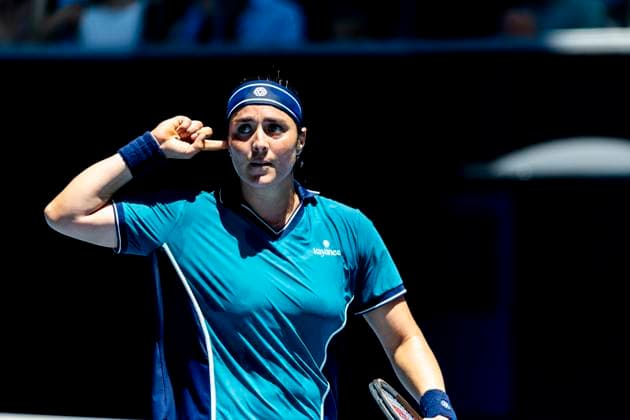 MELBOURNE, VIC - JANUARY 18: Ons Jabeur of Tunisia encourages the crowd to get louder during Round 3 of the 2025 Australian Open on January 18 2025, at Melbourne Park in Melbourne, Australia. (Photo by Jason Heidrich Icon Sportswire) TENNIS: JAN 18 Australian Open EDITORIAL USE ONLY Icon250118047