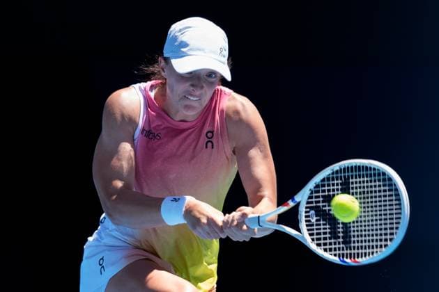 January 18, 2025: 2nd seed IGA SWIATEK of Poland in action against EMMA RADUCANU of Great Britain on Rod Laver Arena in a Men s Singles 3rd round match on day 7 of the 2025 Australian Open in Melbourne, Australia. Cal Media Melbourne Australia - ZUMAc04_ 20250118_faf_c04_016 Copyright: xSydneyxLowx